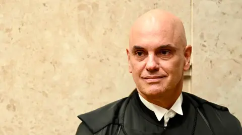 El juez Moraes fue sancionado en julio y Washington incluyó a su esposa, Viviane Barci de Moraes, unos meses después.

Para más información del tema, visita: https://www.eleconomista.com.mx/internacionales/eu-levanta-sanciones-juez-alexandre-moraes-corte-suprema-brasil-20251212-791047.html

¡Síguenos en nuestras redes sociales para mantenerte informado!

Twitter: https://twitter.com/eleconomista 
Facebook: https://www.facebook.com/ElEconomista.mx
Instagram: https://www.instagram.com/eleconomistamx
LinkedIn: https://www.linkedin.com/company/el-economista/

#ElEconomista #EETV