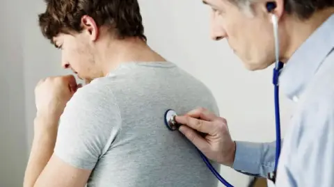 Las autoridades enfatizaron que el subgrupo K de la influenza A H3N2 "no representa un motivo de alarma", ya que presenta características similares a las de la influenza estacional que circula cada año.

Para más información del tema, visita: https://www.eleconomista.com.mx/arteseideas/mexico-detecta-primer-caso-influenza-h3n2-subclado-k-20251212-791071.html 

¡Síguenos en nuestras redes sociales para mantenerte informado!

Twitter: https://twitter.com/eleconomista 
Facebook: https://www.facebook.com/ElEconomista.mx
Instagram: https://www.instagram.com/eleconomistamx
LinkedIn: https://www.linkedin.com/company/el-economista/

#ElEconomista #Influenza