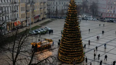 Residentes caminan cerca del principal árbol de Navidad de Kiev, en la plaza de Santa Sofía.