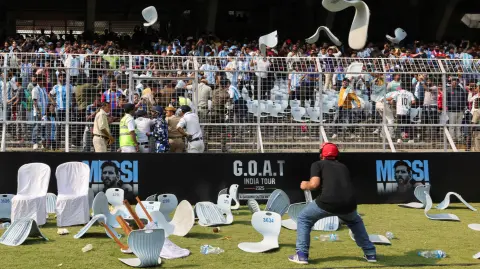Fanáticos arrojan sillas después de que Lionel Messi abandonara el estadio Vivekananda Yuva Bharati Krirangan, durante su gira por la India.