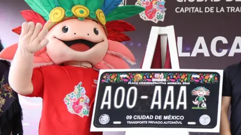 Presentación de las placas conmemorativas.
