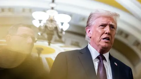 Trump, quien prometió reducir la inflación si era reelegido, sostiene que ha cumplido esa promesa de campaña, pese a que las encuestas de opinión muestran bajos índices de aprobación de su estrategia económica.

Para más información del tema, visita: https://www.eleconomista.com.mx/internacionales/trump-abre-puerta-derrota-republicana-2026-reconoce-riesgo-electoral-20251214-791172.html 

¡Síguenos en nuestras redes sociales para mantenerte informado!

Twitter: https://twitter.com/eleconomista 
Facebook: https://www.facebook.com/ElEconomista.mx
Instagram: https://www.instagram.com/eleconomistamx
LinkedIn: https://www.linkedin.com/company/el-economista/

#ElEconomista #Trump #Elecciones