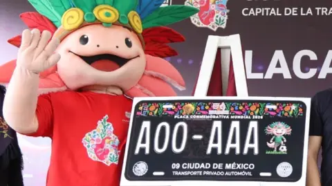 Son tres modelos de placa vehicular y se trata de una edición limitada para autos particulares que quieran portar un distintivo y recuerdo oficial del Mundial.

Para más información del tema, visita: https://www.eleconomista.com.mx/politica/cdmx-distribuira-placas-conmemorativas-mundial-2026-costo-partir-tramitar-20251214-791166.html 

¡Síguenos en nuestras redes sociales para mantenerte informado!

Twitter: https://twitter.com/eleconomista 
Facebook: https://www.facebook.com/ElEconomista.mx
Instagram: https://www.instagram.com/eleconomistamx
LinkedIn: https://www.linkedin.com/company/el-economista/

#ElEconomista #Mundial2026 #CDMX