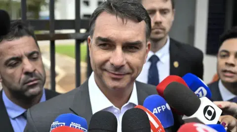 El proyecto de reducción de pena resurgió días después de que Bolsonaro designara a su hijo mayor como su sucesor de cara a las elecciones de 2026. 

Para más información del tema, visita: https://www.eleconomista.com.mx/internacionales/miles-protestan-brasil-rebaja-pena-bolsonaro-20251214-791197.html 

¡Síguenos en nuestras redes sociales para mantenerte informado!

Twitter: https://twitter.com/eleconomista 
Facebook: https://www.facebook.com/ElEconomista.mx
Instagram: https://www.instagram.com/eleconomistamx
LinkedIn: https://www.linkedin.com/company/el-economista/

#ElEconomista #Bolsonaro