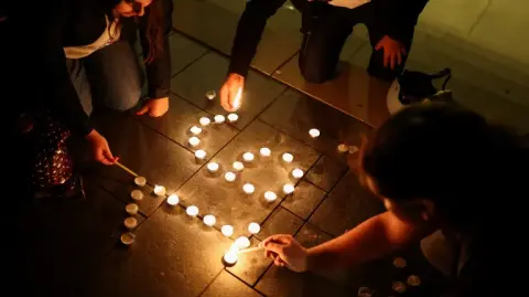 La policía informó que alrededor de 1,000 personas asistieron a la celebración de Janucá.

Para más información del tema, visita: https://www.eleconomista.com.mx/internacionales/aumentan-16-muertos-tiroteo-masivo-balneario-bondy-beach-australia-20251214-791194.html

¡Síguenos en nuestras redes sociales para mantenerte informado!

Twitter: https://twitter.com/eleconomista 
Facebook: https://www.facebook.com/ElEconomista.mx
Instagram: https://www.instagram.com/eleconomistamx
LinkedIn: https://www.linkedin.com/company/el-economista/
T

#ElEconomista #EETV