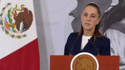 La presidenta Claudia Sheinbaum aseguró que México no está entregando a Estados Unidos agua que no tenga disponible ni recursos hídricos que afecten el consumo humano o la actividad agrícola nacional, al defender el acuerdo alcanzado entre ambos países en el marco del Tratado de Aguas de 1944, en un contexto de sequía extrema en la cuenca del Río Bravo.

Para más información del tema, visita: https://www.eleconomista.com.mx/politica/sheinbaum-descarta-afectaciones-mexico-entrega-agua-estados-unidos-20251215-791308.html

¡Síguenos en nuestras redes sociales para mantenerte informado!

Twitter: https://twitter.com/eleconomista
Facebook: https://www.facebook.com/ElEconomista.mx
Instagram: https://www.instagram.com/eleconomistamx
LinkedIn: https://www.linkedin.com/company/el-economista/

#ElEconomista #EETV