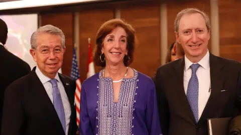 Sergio E. Contreras, presidente ejecutivo del Comce, Roberta S. Jacobson, exembajadora de los EU y socia fundadora de Dinámica Américas.