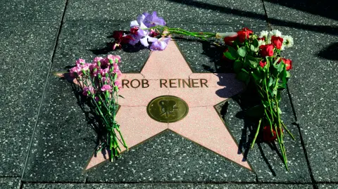 Estrella de Rob Reiner en el paseo de la fama de Hollywood en Los Angeles, California.