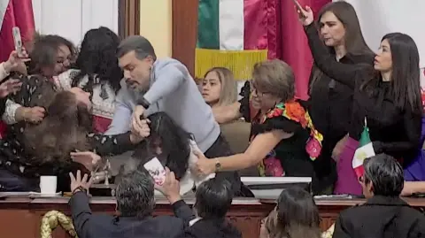 Los legisladores del PAN abandonaron el recinto tras el incidente.