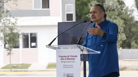 Octavio Romero, titular del Infonavit, en la entrega de viviendas en Nuevo León.