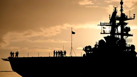 La administración del presidente Donald Trump está llevando a cabo una campaña militar en el Caribe y el Pacífico oriental, desplegando fuerzas navales y aéreas para lo que llama una ofensiva antidrogas.