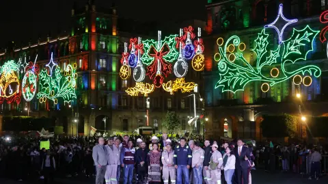 Ilumniación en el Zócalo de CDMX por los festejos decembrinos.