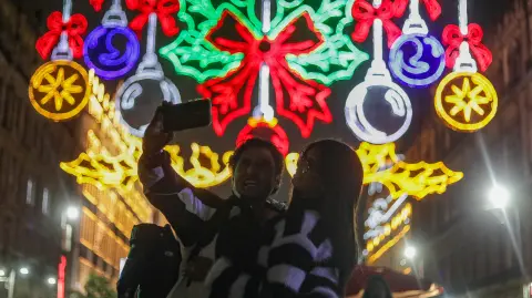 Ilumniación en el Zócalo de CDMX por los festejos decembrinos.