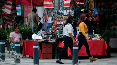 La economía informal contempla a todas las unidades económicas que operan fuera de los registros legales básicos, así como modalidades de informalidad laboral e informalidad de negocio, esquemas que generan ingresos, pero carecen de protección legal plena.