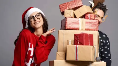 La Confederación de Cámaras Nacionales de Comercio, Servicios y Turismo estima que la derrama económica será impulsada por el consumo turístico nacional y por el gasto asociado a las celebraciones de fin de año.

Para más información del tema, visita: https://www.eleconomista.com.mx/empresas/ventas-fiestas-decembrinas-superaran-608-000-millones-pesos-concanaco-20251217-791765.html

¡Síguenos en nuestras redes sociales para mantenerte informado!

Twitter: https://twitter.com/eleconomista 
Facebook: https://www.facebook.com/ElEconomista.mx
Instagram: https://www.instagram.com/eleconomistamx
LinkedIn: https://www.linkedin.com/company/el-economista/

#ElEconomista #Diciembre #FiestasDecembrinas