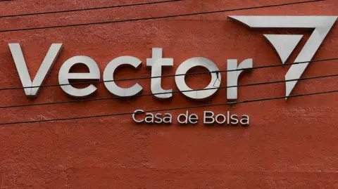 La CNBV aseguró, que la determinación no guarda relación con las medidas adoptadas por la FinCEN del Departamento del Tesoro de Estados Unidos.

Para más información del tema, visita: https://www.eleconomista.com.mx/sectorfinanciero/revocacion-licencia-vector-casa-bolsa-peticion-voluntaria-medidas-fincen-cnbv-20251217-791780.html

¡Síguenos en nuestras redes sociales para mantenerte informado!

Twitter: https://twitter.com/eleconomista 
Facebook: https://www.facebook.com/ElEconomista.mx
Instagram: https://www.instagram.com/eleconomistamx
LinkedIn: https://www.linkedin.com/company/el-economista/

#ElEconomista #CNBV #VectorCasadeBolsa