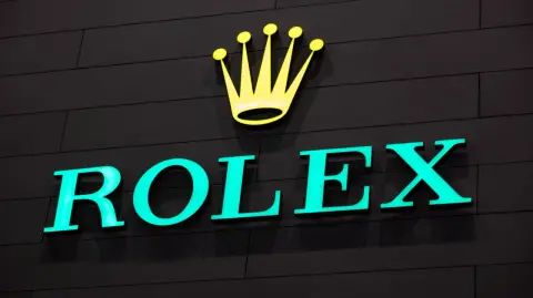 Las exportaciones de relojes suizos a Estados Unidos volvieron a desplomarse en noviembre, ya que los fabricantes retrasaron sus envíos a la espera de la entrada en vigor de la reducción de los aranceles al 15 por ciento.

Para más información del tema, visita: https://www.eleconomista.com.mx/empresas/suiza-frena-envios-relojes-estados-unidos-espera-aranceles-bajos-20251218-791913.html

¡Síguenos en nuestras redes sociales para mantenerte informado!

Twitter: https://twitter.com/eleconomista
Facebook: https://www.facebook.com/ElEconomista.mx
Instagram: https://www.instagram.com/eleconomistamx
LinkedIn: https://www.linkedin.com/company/el-economista/

#ElEconomista #EETV