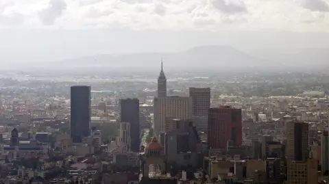 La economía mexicana volvería a presentar una contracción en noviembre, luego de la ligera recuperación que se estimó para octubre, de acuerdo con la información del Inegi.

Para más información del tema, visita: https://www.eleconomista.com.mx/economia/economia-mexicana-caeria-0-2-mensual-noviembre-2025-ioae-inegi-20251218-791891.html

¡Síguenos en nuestras redes sociales para mantenerte informado!

Twitter: https://twitter.com/eleconomista 
Facebook: https://www.facebook.com/ElEconomista.mx
Instagram: https://www.instagram.com/eleconomistamx
LinkedIn: https://www.linkedin.com/company/el-economista/

#ElEconomista #EETV