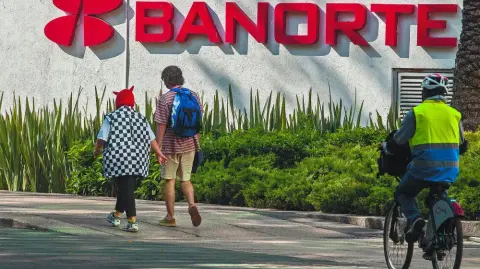 El grupo financiero detalló que el cierre de dicha operación, se alinea con su estrategia digital integral, enfocada en apalancarse de la escala de negocio y tecnológica de Banorte.

Para más información del tema, visita: https://news.afp.com/#/c/main/actu/videos?id=newsml.afp.com.20251219T105436Z.doc-88mb4cq&type=video

¡Síguenos en nuestras redes sociales para mantenerte informado!

Twitter: https://twitter.com/eleconomista
Facebook: https://www.facebook.com/ElEconomista.mx
Instagram: https://www.instagram.com/eleconomistamx
LinkedIn: https://www.linkedin.com/company/el-economista/

#ElEconomista #EETV