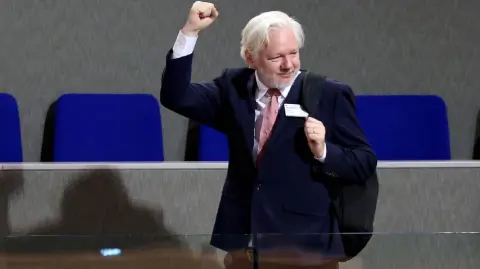 La policía sueca anunció este viernes que no abrirá una investigación tras la denuncia presentada por el fundador de WikiLeaks, Julian Assange, contra la Fundación Nobel por haber concedido el premio de la Paz a la líder opositora venezolana María Corina Machado.

Para más información del tema, visita: https://www.eleconomista.com.mx/internacionales/policia-sueca-desestima-demanda-assange-nobel-paz-corina-machado-20251219-792078.html 

¡Síguenos en nuestras redes sociales para mantenerte informado!

Twitter: https://twitter.com/eleconomista 
Facebook: https://www.facebook.com/ElEconomista.mx
Instagram: https://www.instagram.com/eleconomistamx
LinkedIn: https://www.linkedin.com/company/el-economista/

#ElEconomista #JulianAssange #MaríaCorinaMachado