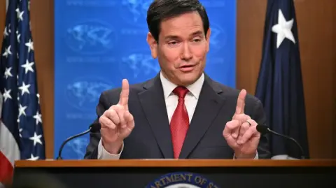 Estados Unidos no puede ni va a firmar ningún acuerdo de paz con bandas narcotraficantes, declaró el secretario de Estado, Marco Rubio, en plena campaña sin precedentes de ataques mortíferos contra presuntas narcolanchas en el Caribe y el Pacífico.