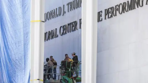 Los trabajadores del Kennedy Center comenzaron a añadir el nombre de ‍Donald Trump al centro de artes este viernes, después de que la junta que encabeza el presidente ‍estadounidense votó a favor de cambiar el nombre, una medida ​que la oposición demócrata calificó de ilegal y que la familia de John F. Kennedy ‌denunció como un menoscabo al legado del presidente asesinado.

Para más información del tema, visita: https://www.eleconomista.com.mx/internacionales/kennedy-center-trump-kennedy-center-20251219-792096.html 

¡Síguenos en nuestras redes sociales para mantenerte informado!

Twitter: https://twitter.com/eleconomista 
Facebook: https://www.facebook.com/ElEconomista.mx
Instagram: https://www.instagram.com/eleconomistamx
LinkedIn: https://www.linkedin.com/company/el-economista/

#ElEconomista #Trump #TrumpKennedyCenter