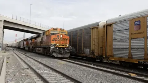 La ‌Administración Federal de Ferrocarriles dijo que las tripulaciones procedentes ​de México no pueden ​operar en ‍Estados Unidos 10 millas (16 kilómetros) más ⁠adentro de su punto de entrada.

Para más información del tema, visita: https://www.eleconomista.com.mx/empresas/gobierno-trump-impone-restricciones-tripulaciones-trenes-mexicanos-operen-eu-20251219-792112.html

¡Síguenos en nuestras redes sociales para mantenerte informado!

Twitter: https://twitter.com/eleconomista 
Facebook: https://www.facebook.com/ElEconomista.mx
Instagram: https://www.instagram.com/eleconomistamx
LinkedIn: https://www.linkedin.com/company/el-economista/
T

#ElEconomista #EETV