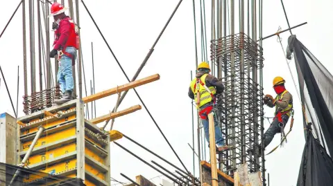 Según datos del Inegi, el motor del crecimiento durante el décimo mes del año fue la recuperación en las obras relacionadas con transporte y urbanización, que creció el 0.6%, respecto al previo, cuando se presentó una caída mensual de 4.4 por ciento.

Para más información del tema, visita: https://www.eleconomista.com.mx/empresas/valor-produccion-constructoras-crecio-0-1-octubre-rompe-racha-caidas-20251219-792119.html

¡Síguenos en nuestras redes sociales para mantenerte informado!

Twitter: https://twitter.com/eleconomista 
Facebook: https://www.facebook.com/ElEconomista.mx
Instagram: https://www.instagram.com/eleconomistamx
LinkedIn: https://www.linkedin.com/company/el-economista/

#ElEconomista #EETV