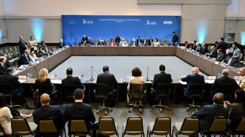 Los países del Mercosur se reunieron este viernes en la ciudad brasileña de Foz do Iguaçu pendientes de las tratativas en el seno de la Unión Europea, que espera firmar el acuerdo comercial entre ambos bloques el 12 de enero.

Para más información del tema, visita: https://www.eleconomista.com.mx/empresas/mercosur-reune-brasil-ue-espera-firmar-acuerdo-12-enero-20251219-792099.html 

¡Síguenos en nuestras redes sociales para mantenerte informado!

Twitter: https://twitter.com/eleconomista 
Facebook: https://www.facebook.com/ElEconomista.mx
Instagram: https://www.instagram.com/eleconomistamx
LinkedIn: https://www.linkedin.com/company/el-economista/

#ElEconomista #Mercosur #UniónEuropea