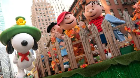 Dado que Sony Music Entertainment mantiene actualmente una participación de aproximadamente el 39% en Peanuts Holdings, tras el cierre de la transacción las filiales de Sony pasarán a poseer indirectamente el 80% de la firma propietaria de los personajes creados por Charles M. Schulz en 1950.

Para más información del tema, visita: https://www.eleconomista.com.mx/empresas/sony-paga-630-millones-dolares-41-peanuts-holdings-propietario-snoopy-20251219-792103.html 

¡Síguenos en nuestras redes sociales para mantenerte informado!

Twitter: https://twitter.com/eleconomista 
Facebook: https://www.facebook.com/ElEconomista.mx
Instagram: https://www.instagram.com/eleconomistamx
LinkedIn: https://www.linkedin.com/company/el-economista/

#ElEconomista #Snoopy #Sony