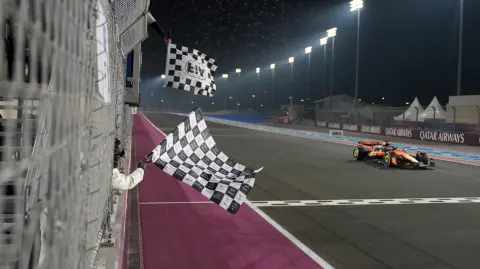 Oscar Piastri, piloto australiano de McLaren, cruza la línea durante el Gran Premio de Fórmula Uno de Qatar.