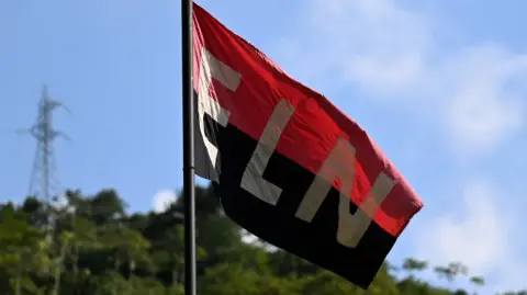 Los diálogos de paz entre el gobierno del presidente izquierdista Gustavo Petro y el ELN están suspendidos desde 2024.

Para más información del tema, visita: https://www.eleconomista.com.mx/internacionales/guerrilla-eln-anuncia-tregua-colombia-navidad-20251221-792229.html

¡Síguenos en nuestras redes sociales para mantenerte informado!

Twitter: https://twitter.com/eleconomista 
Facebook: https://www.facebook.com/ElEconomista.mx
Instagram: https://www.instagram.com/eleconomistamx
LinkedIn: https://www.linkedin.com/company/el-economista/
T

#ElEconomista #EETV