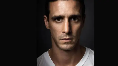 Entre sus participaciones más recientes figuran It: Capítulo 2, basada en la obra de Stephen King, y The Black Phone, así como su secuela estrenada este año.

Para más información del tema, visita: https://www.eleconomista.com.mx/arteseideas/muere-46-anos-actor-james-ransone-conocido-the-wire-e-it-capitulo-20251221-792248.html 

¡Síguenos en nuestras redes sociales para mantenerte informado!

Twitter: https://twitter.com/eleconomista 
Facebook: https://www.facebook.com/ElEconomista.mx
Instagram: https://www.instagram.com/eleconomistamx
LinkedIn: https://www.linkedin.com/company/el-economista/

#ElEconomista #JamesRansone #Hollywood