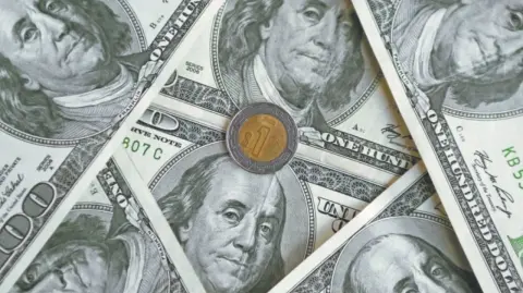 El tipo de cambio cerró en 17.9816, acumulando una ganancia anual del 13.89%, mientras el mercado espera el reporte de inflación y el PIB de Estados Unidos.