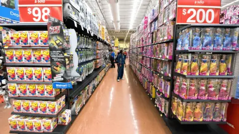 La industria del juguete en México cerrará 2025 con un crecimiento estimado de entre 3.5 y 4%, en medio de preocupaciones por los aranceles a insumos importados, los cuales podrían encarecer los costos de producción, afectar su competitividad y encarecer los productos finales.