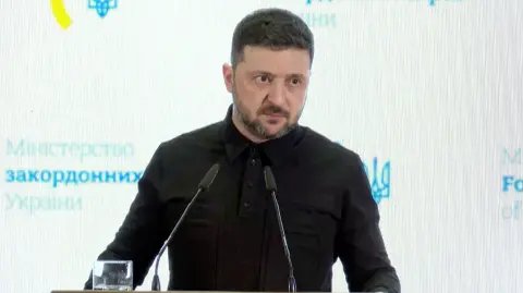 Al menos tres personas murieron y varias resultaron heridas en ataques rusos con drones y misiles contra el sector energético ucraniano, que provocaron nuevos cortes de electricidad.