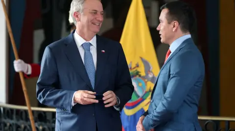 El presidente electo de Chile, José Antonio Kast, habla con el presidente de Ecuador, Daniel Noboa, en Quito.