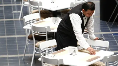 El mercado laboral cerró noviembre con una fuerte contracción, marcada por una pérdida superior al millón de empleos y un deterioro concentrado en la informalidad. Aunque la desocupación abierta se mantuvo baja, el desempleo extendido volvió a repuntar.

Para más información del tema, visita: https://www.eleconomista.com.mx/capital-humano/enoe-reporta-perdida-1-millon-empleos-noviembre-20251224-792662.html 

¡Síguenos en nuestras redes sociales para mantenerte informado!

Twitter: https://twitter.com/eleconomista 
Facebook: https://www.facebook.com/ElEconomista.mx
Instagram: https://www.instagram.com/eleconomistamx
LinkedIn: https://www.linkedin.com/company/el-economista/

#ElEconomista #Desempleo #ENOE