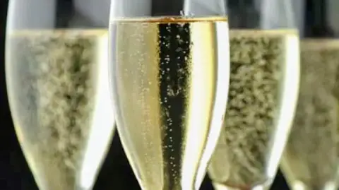 Champaña para celebrar: Dom Pérignon x Murakami Vintage 2015 convierte el brindis en un objeto de colección para cerrar el año.