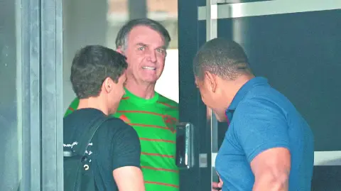El expresidente brasileño Jair Bolsonaro salió este miércoles de prisión, por primera vez desde que fue encarcelado a fines de noviembre, y se someterá a una cirugía el jueves, informó a la AFP una fuente del hospital al que ingresó en Brasilia.

Para más información del tema, visita: https://www.eleconomista.com.mx/internacionales/expresidente-brasileno-jair-bolsonaro-sale-prision-ingresar-hospital-operacion-20251224-792655.html 

¡Síguenos en nuestras redes sociales para mantenerte informado!

Twitter: https://twitter.com/eleconomista 
Facebook: https://www.facebook.com/ElEconomista.mx
Instagram: https://www.instagram.com/eleconomistamx
LinkedIn: https://www.linkedin.com/company/el-economista/

#ElEconomista #Bolsonaro