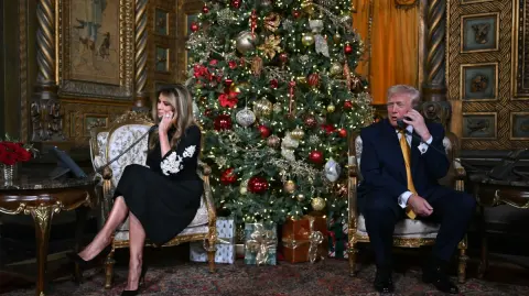 El presidente de Estados Unidos, Donald Trump, y la primera dama, Melania Trump, participan en llamadas telefónicas del NORAD para rastrear a Santa Claus, en Nochebuena, desde el club Mar-a-lago en Palm Beach, Florida, el 24 de diciembre de 2025.