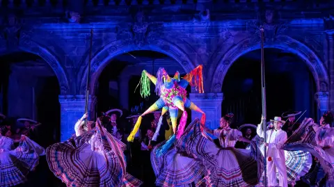 La piñata, emblema de las posadas mexicanas, representa la esperanza que ilumina las celebraciones navideñas en todo el país.
