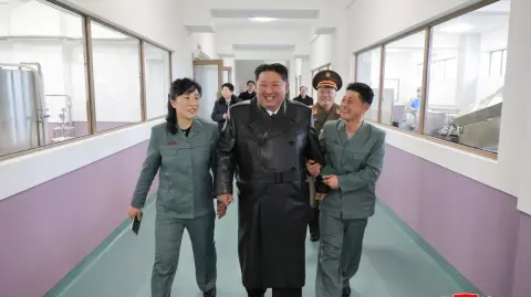 El líder norcoreano Kim Jong Un ordenó la expansión y modernización de la producción de misiles.