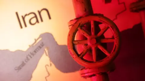 Irán ha ‍interceptado un petrolero extranjero cerca ‍de la isla iraní de Qeshm, en el golfo ‍Pérsico, afirmando que transportaba 4 millones de litros de combustible de contrabando, informaron este ‌viernes medios de comunicación ⁠estatales.

Para más información del tema, visita: https://www.eleconomista.com.mx/internacionales/iran-intercepta-petrolero-extranjero-transportaba-4-millones-litros-huachicol-20251226-792823.html
Twitter: https://twitter.com/eleconomista   
Sitio web: https://www.eleconomista.com.mx/   
Facebook: https://www.facebook.com/ElEconomista.mx   
 
#ElEconomista￼