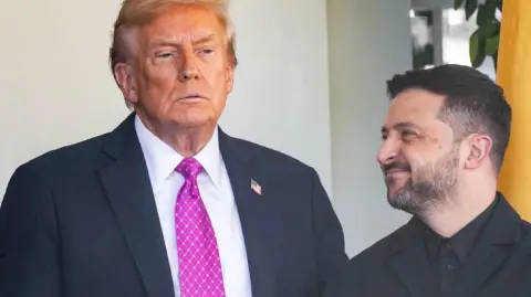 El presidente de Ucrania, Volodimir Zelenski, tiene previsto reunirse el domingo en Florida con el presidente de Estados Unidos, Donald Trump, para mantener conversaciones sobre un alto el fuego con Rusia, informó Kiev el viernes.

Para más información del tema, visita: https://www.eleconomista.com.mx/internacionales/trump-zelenski-reuniran-domingo-florida-discutir-plan-paz-rusia-20251226-792840.html 

¡Síguenos en nuestras redes sociales para mantenerte informado!

Twitter: https://twitter.com/eleconomista 
Facebook: https://www.facebook.com/ElEconomista.mx
Instagram: https://www.instagram.com/eleconomistamx
LinkedIn: https://www.linkedin.com/company/el-economista/

#ElEconomista #InvasiónRusa