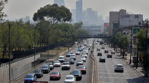 El Estado de México suspendió este viernes la Fase 1 de la Contingencia Ambiental Atmosférica, que provocó activar el Doble Hoy No Circula en la víspera, después de que en su reporte de las 10:00 hora permanecieron condiciones de la calidad del aire favorables.

Para más información del tema, visita: https://www.eleconomista.com.mx/ 

¡Síguenos en nuestras redes sociales para mantenerte informado!

Twitter: https://twitter.com/eleconomista 
Facebook: https://www.facebook.com/ElEconomista.mx
Instagram: https://www.instagram.com/eleconomistamx
LinkedIn: https://www.linkedin.com/company/el-economista/

#ElEconomista #ContingenciaAmbiental #HoyNoCircula