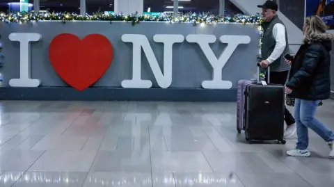 Las aerolíneas cancelaron más de 1,000 vuelos en Estados Unidos este viernes, durante la temporada alta de viajes navideños.

Para más información del tema, visita: https://www.eleconomista.com.mx/internacionales/aerolineas-estados-unidos-cancelan-1-000-vuelos-clima-inveral-20251226-792854.html 

¡Síguenos en nuestras redes sociales para mantenerte informado!

Twitter: https://twitter.com/eleconomista 
Facebook: https://www.facebook.com/ElEconomista.mx
Instagram: https://www.instagram.com/eleconomistamx
LinkedIn: https://www.linkedin.com/company/el-economista/

#ElEconomista #TormentaInvernal #NuevaYork