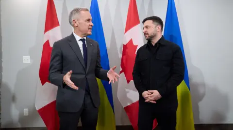 El primer ministro canadiense, Mark Carney, hablando con el presidente ucraniano, Volodimir Zelenski.