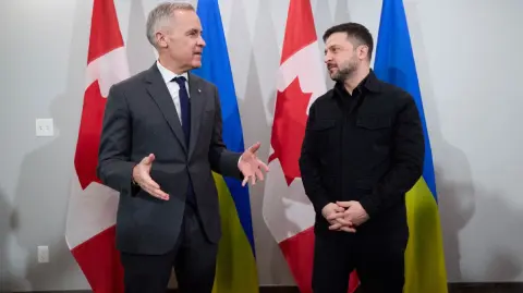 El presidente ucraniano espera que las conversaciones del domingo con Trump sean "muy constructivas" sobre el nuevo plan para poner fin a la guerra.

Para más información del tema, visita: https://www.eleconomista.com.mx/internacionales/paz-ucrania-requiere-rusia-dispuesta-cooperar-mark-carney-20251227-792927.html 

¡Síguenos en nuestras redes sociales para mantenerte informado!

Twitter: https://twitter.com/eleconomista 
Facebook: https://www.facebook.com/ElEconomista.mx
Instagram: https://www.instagram.com/eleconomistamx
LinkedIn: https://www.linkedin.com/company/el-economista/

#ElEconomista #MarkCarney #InvasiónRusa