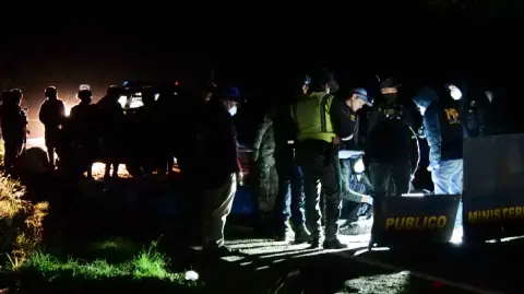 Los accidentes mortales en carreteras son frecuentes en Guatemala, por ello las autoridades trabajan en una ley general de transporte.

Para más información del tema, visita: https://www.eleconomista.com.mx/internacionales/15-muertos-caer-autobus-barranco-guatemala-20251227-792931.html 

¡Síguenos en nuestras redes sociales para mantenerte informado!

Twitter: https://twitter.com/eleconomista 
Facebook: https://www.facebook.com/ElEconomista.mx
Instagram: https://www.instagram.com/eleconomistamx
LinkedIn: https://www.linkedin.com/company/el-economista/

#ElEconomista #Guatemala #Autobús